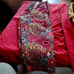 Beautiful NWT Capri leggings floral motif